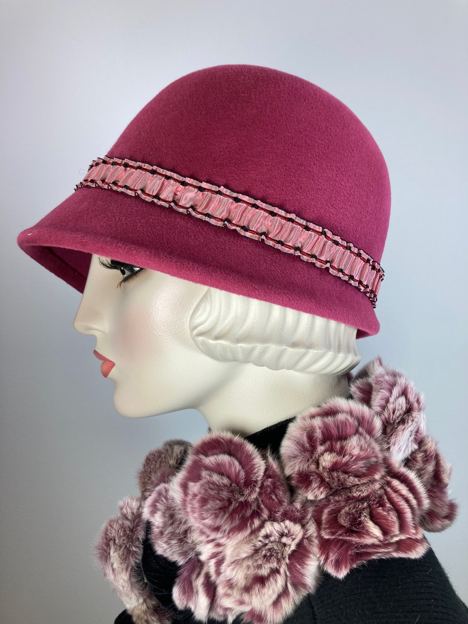 Womens medium pink cloche felt hat. 1920s style Hat. Downton Abbey hat. Feminine Soft Flapper Hat. Retro classic style hat for women. e hat