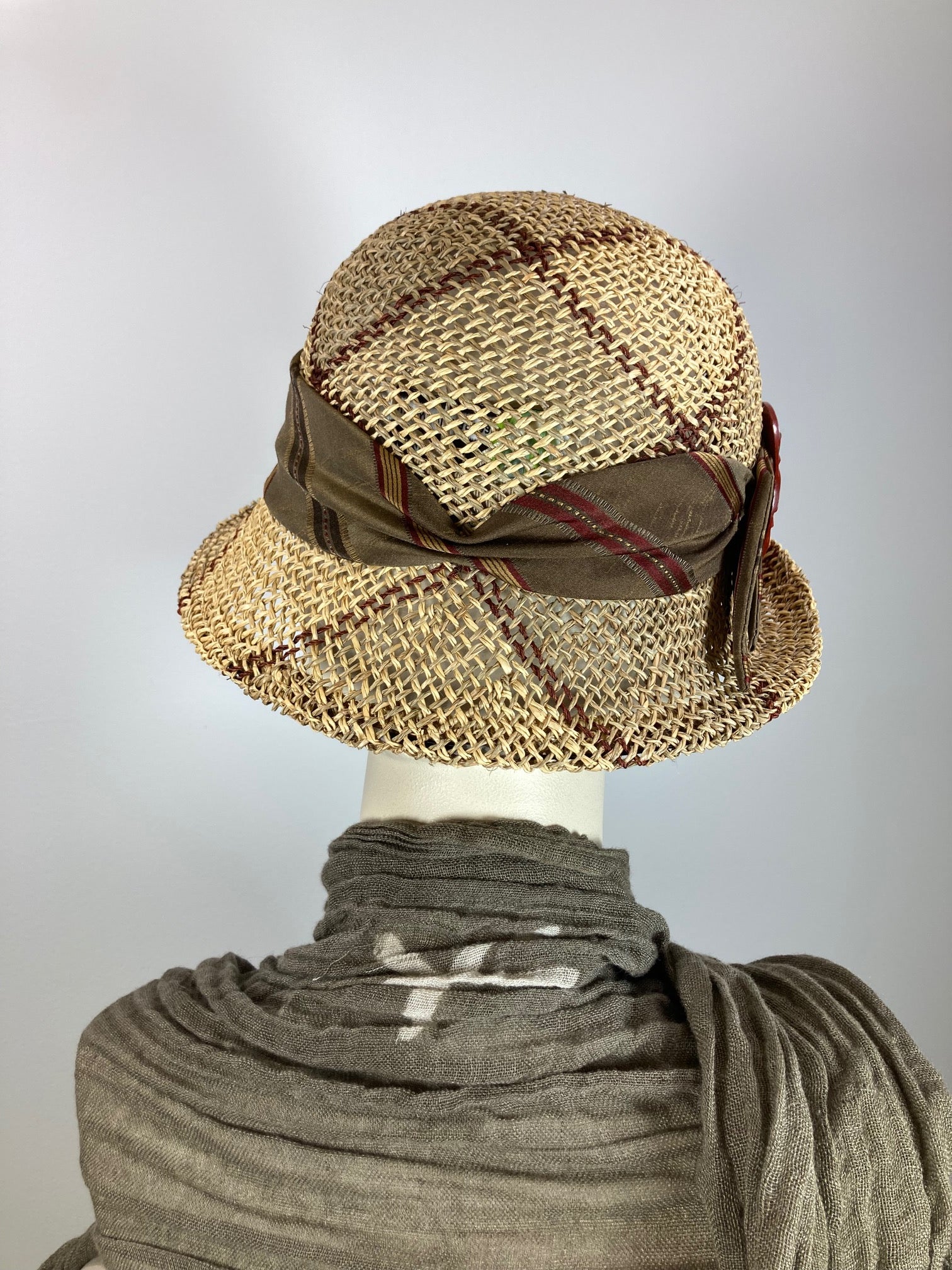 Casual plaid ladies straw cloche hat. 1920s style hat. Womens flapper hat. Beige brown burgundy hat. Light open weave cool summer hat women.