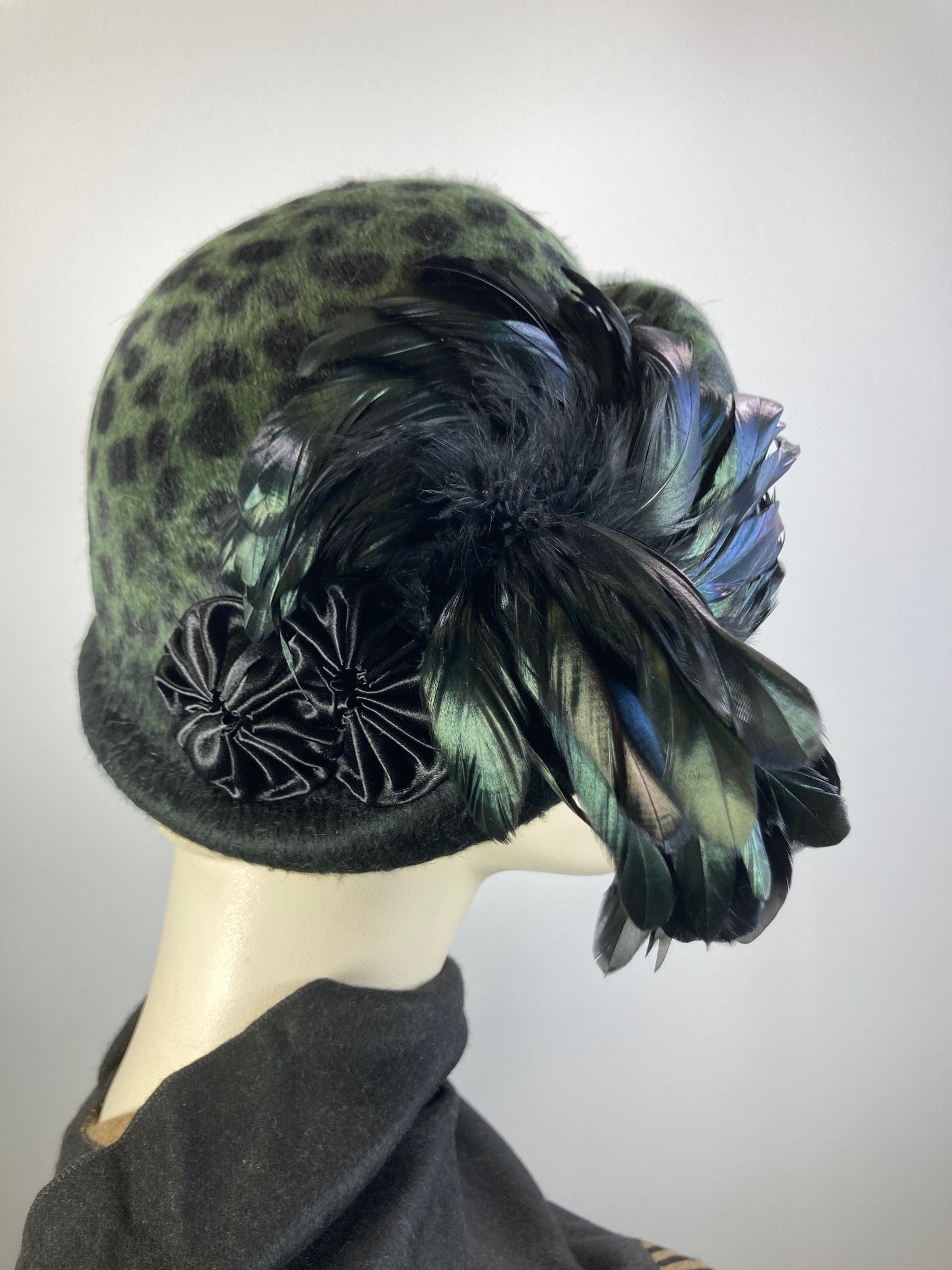 Womens winter cloche felt hat. Deep green black leopard Print Hat. 1920s style Hat. Downton Abbey hat. Ladies stylish cloche. Flapper Hat.