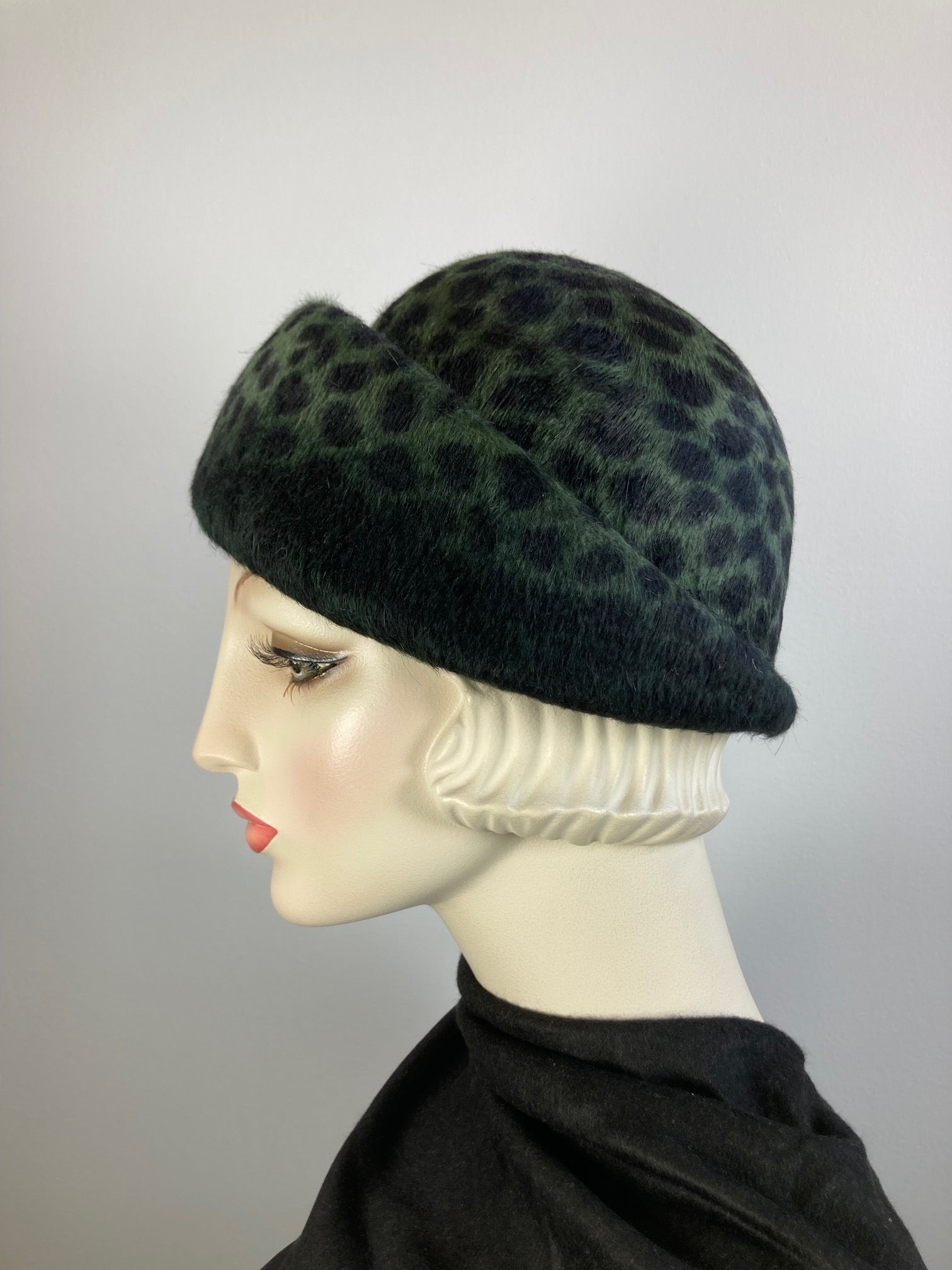 Womens winter cloche felt hat. Deep green black leopard Print Hat. 1920s style Hat. Downton Abbey hat. Ladies stylish cloche. Flapper Hat.