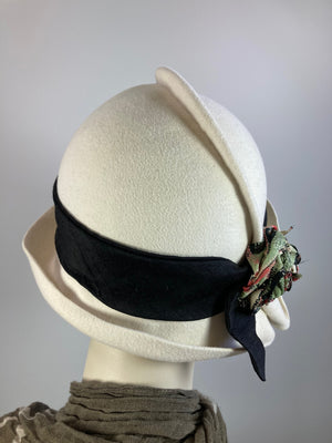 Womens ivory white cloche felt hat. 1920s style Hat. Downton Abbey hat. Ladies stylish cloche. Classic flapper Hat. Retro Gatsby hat women.