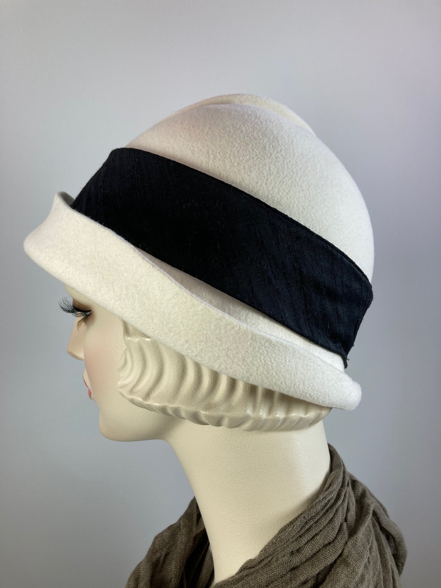 Womens ivory white cloche felt hat. 1920s style Hat. Downton Abbey hat. Ladies stylish cloche. Classic flapper Hat. Retro Gatsby hat women.