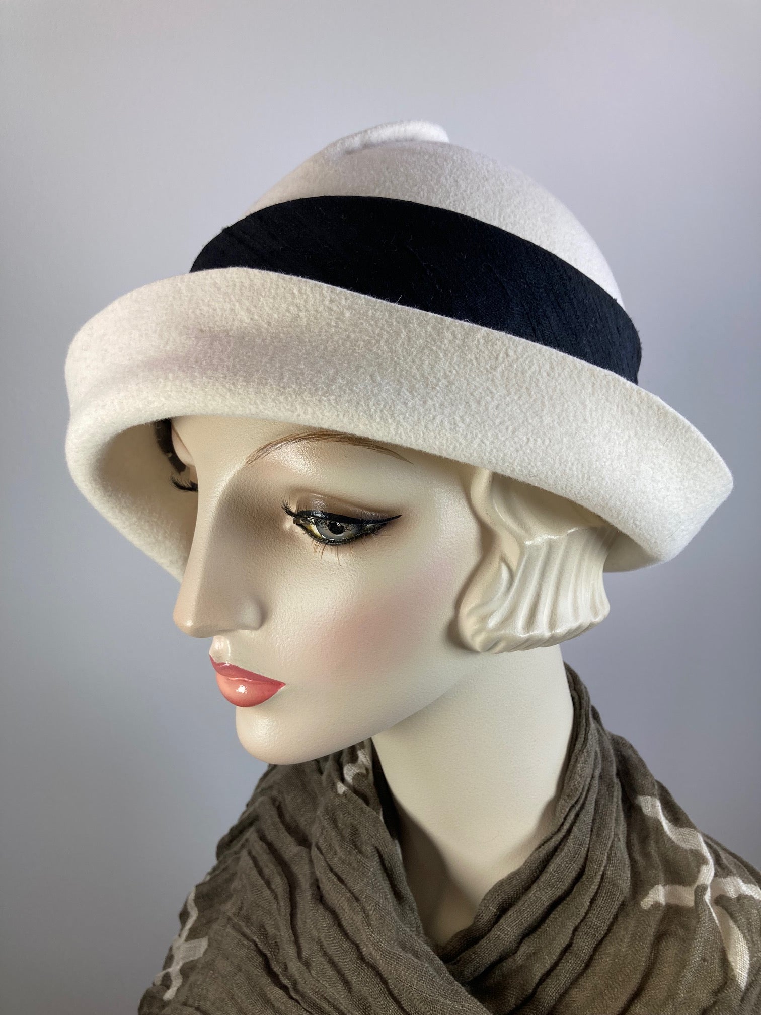 Womens ivory white cloche felt hat. 1920s style Hat. Downton Abbey hat. Ladies stylish cloche. Classic flapper Hat. Retro Gatsby hat women.