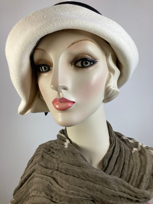 Womens ivory white cloche felt hat. 1920s style Hat. Downton Abbey hat. Ladies stylish cloche. Classic flapper Hat. Retro Gatsby hat women.