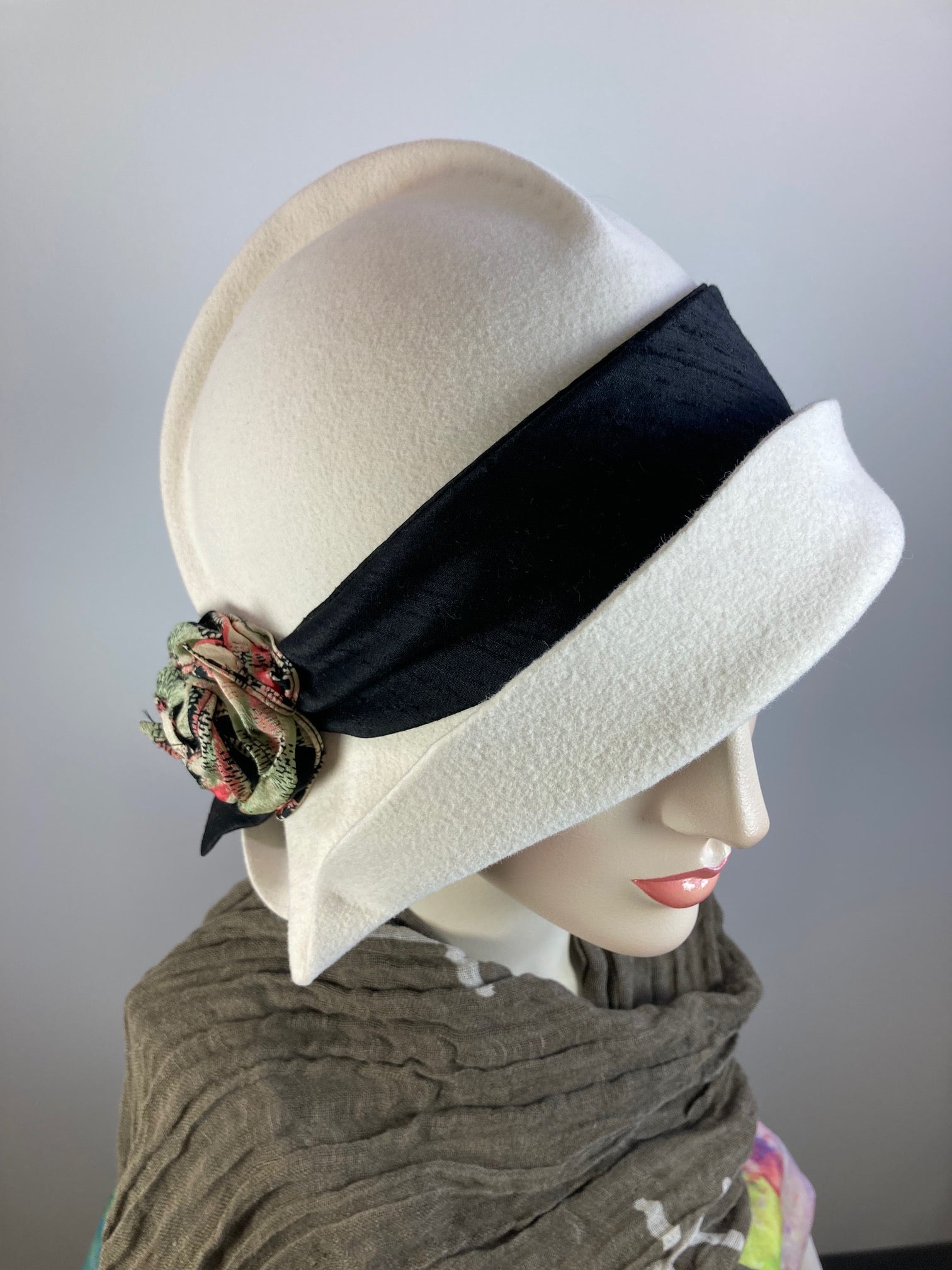 Womens ivory white cloche felt hat. 1920s style Hat. Downton Abbey hat. Ladies stylish cloche. Classic flapper Hat. Retro Gatsby hat women.