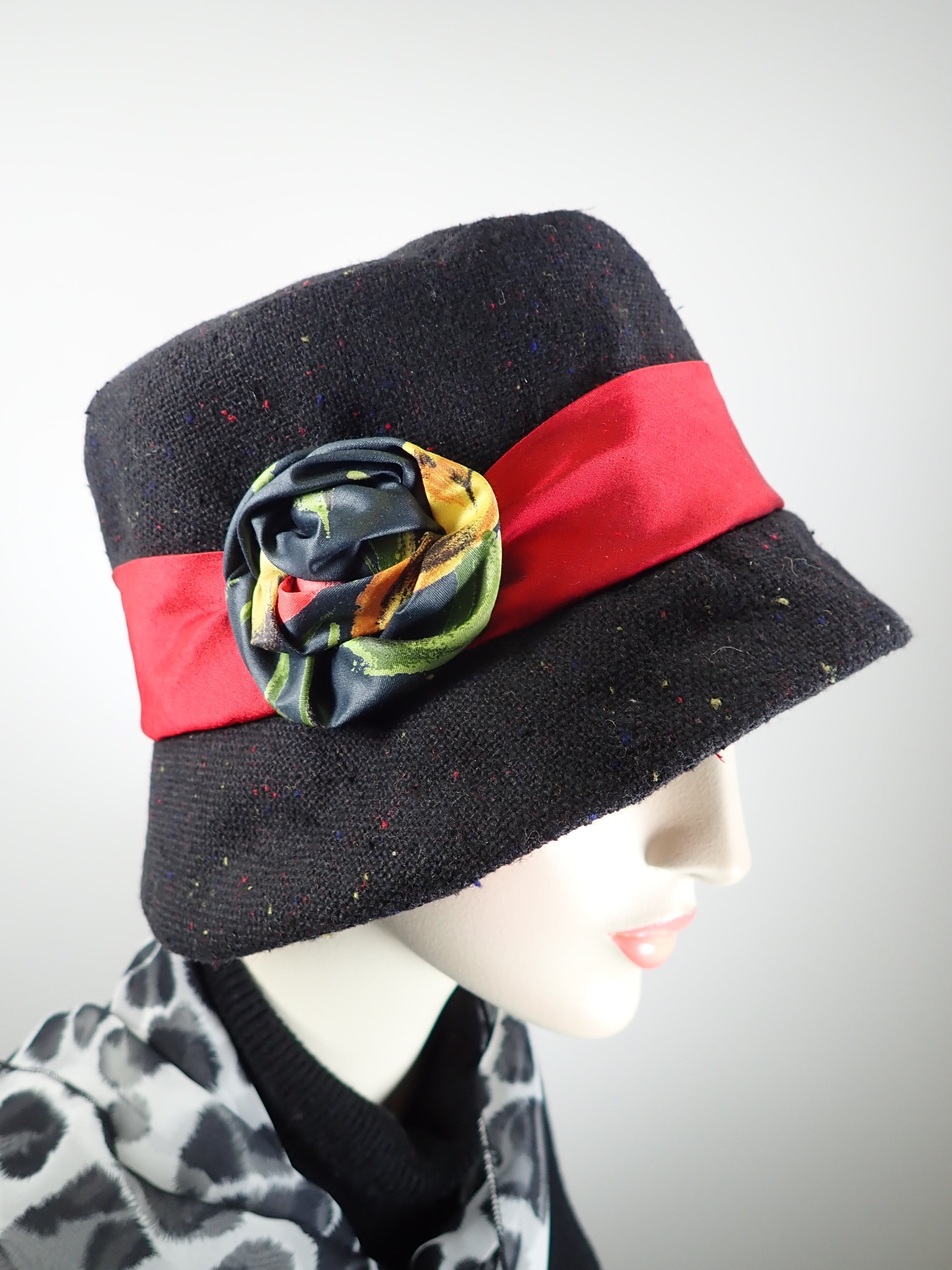 Women's Black and red winter cloche hat. Flapper Small brim cloche. Great Gatsby hat. Stylish Downton Abbey Hat.