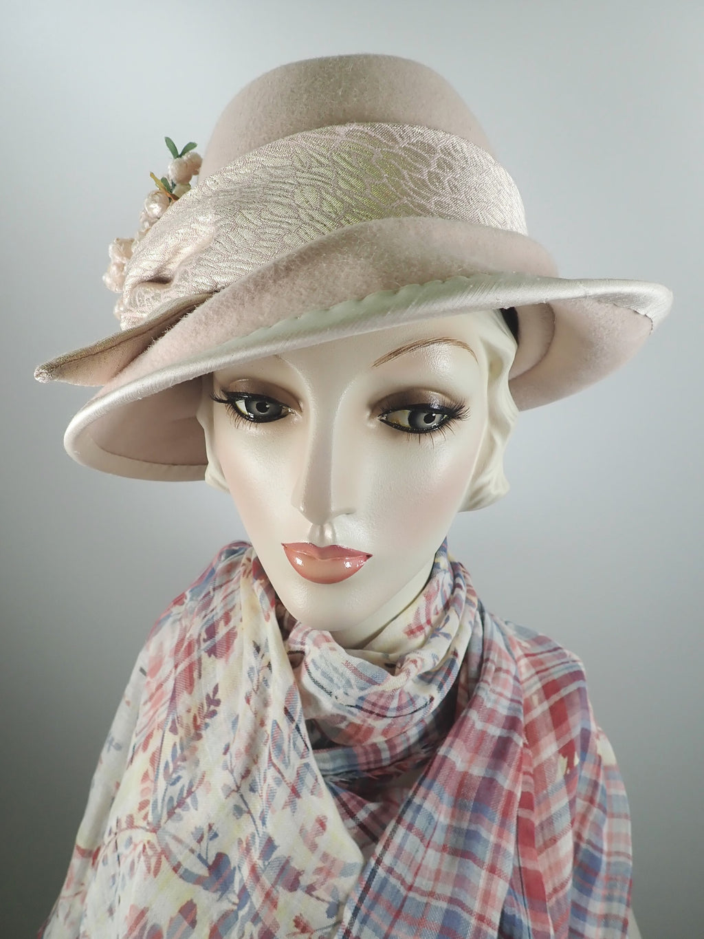 Pale pink womens sculpted fedora style hat w metallic fabric band and pink velvet flowers
