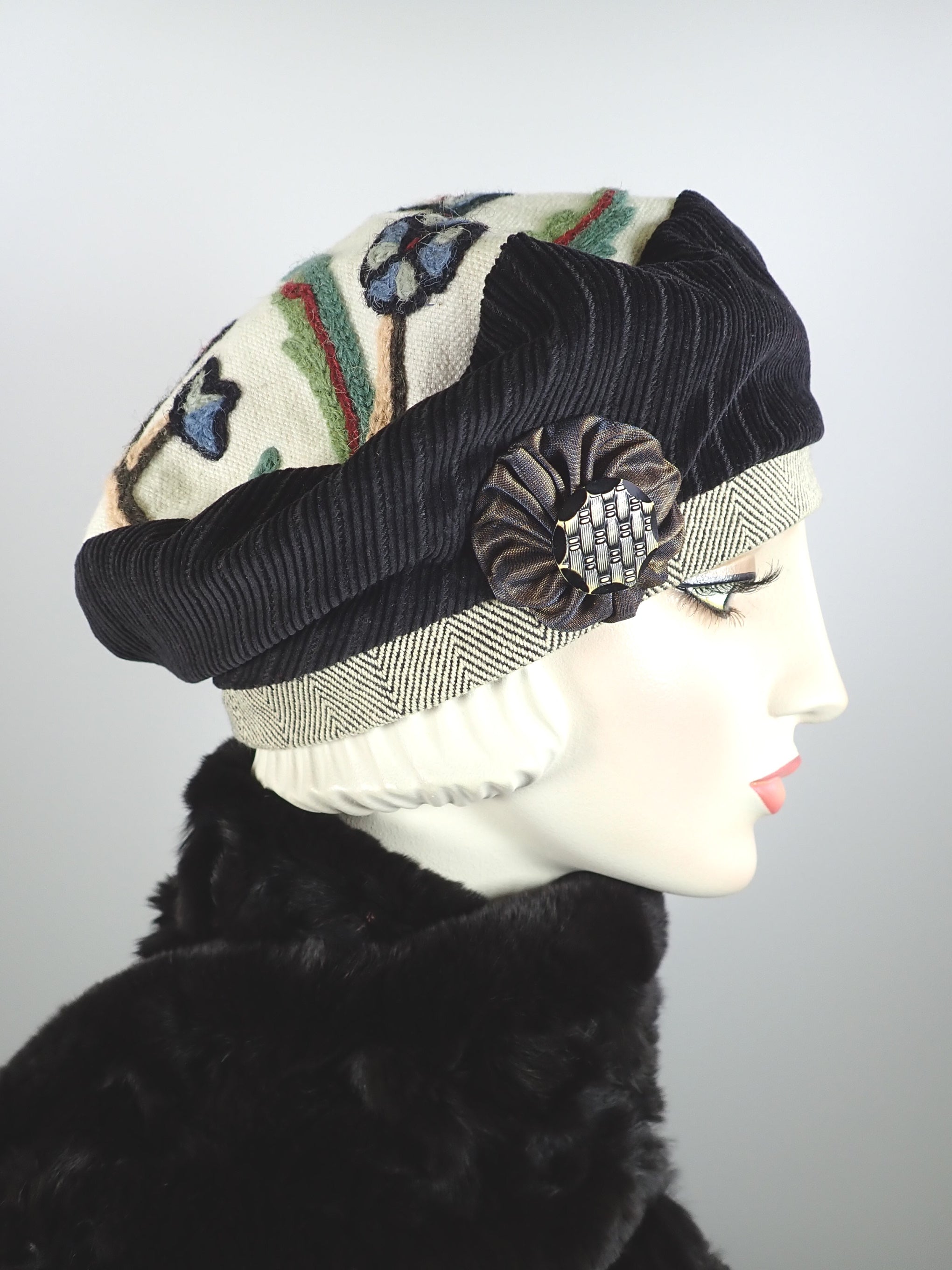 Sustainable tapestry fabric beret with black accents