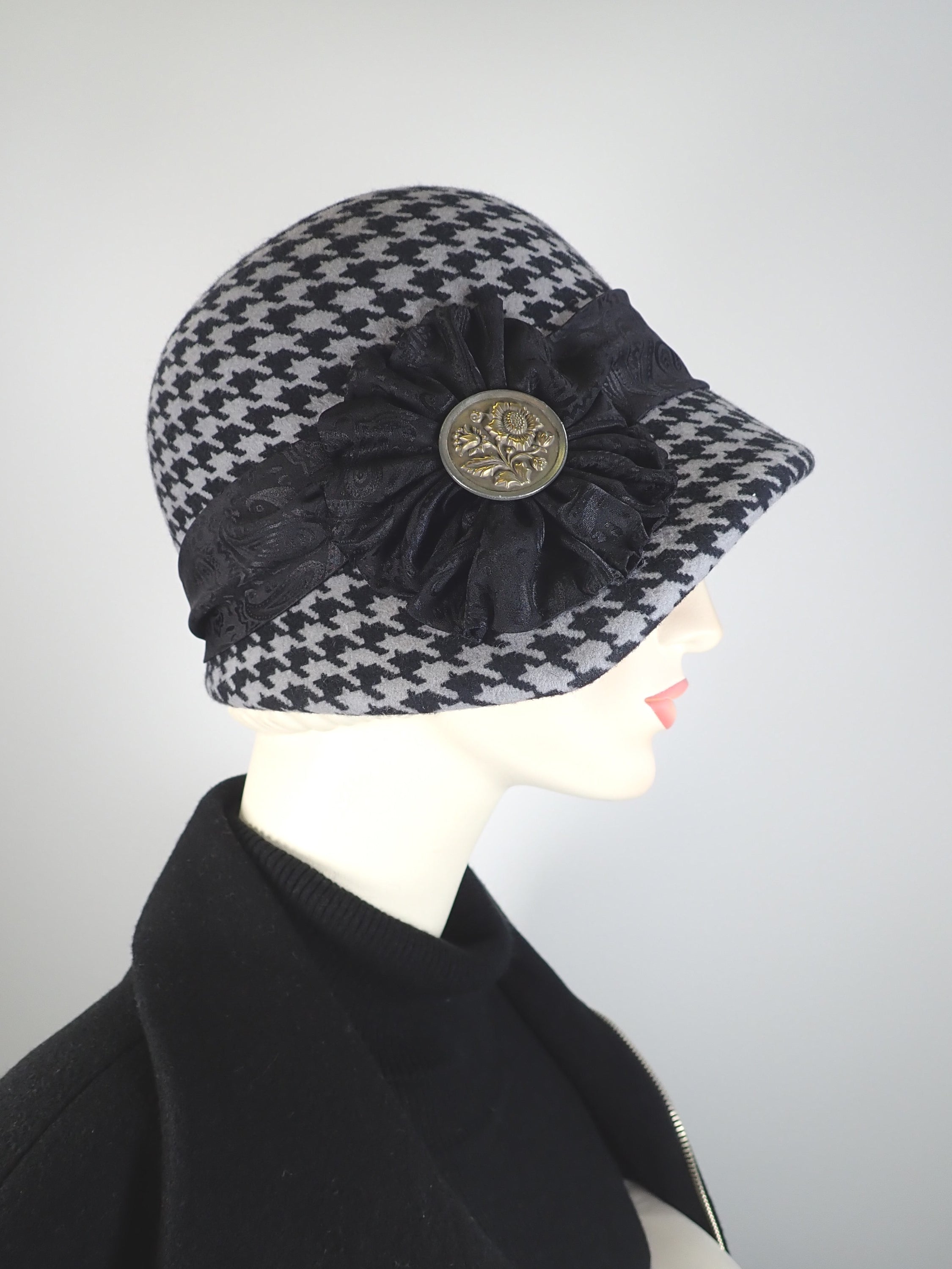 Womens black and gray hounds tooth winter cloche felt hat. 1920s style Hat. Downton Abbey hat. Ladies stylish flapper cloche.