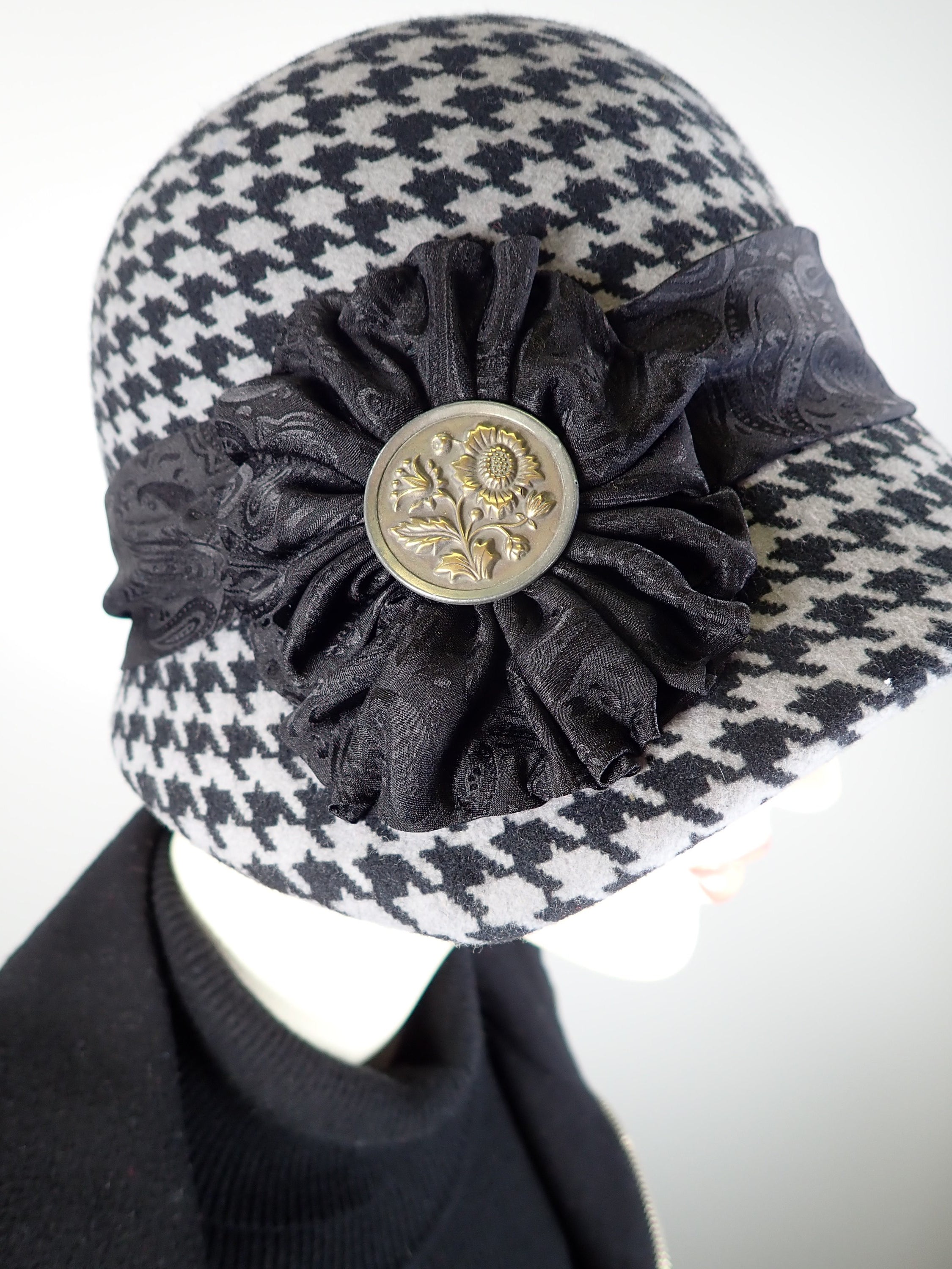 Womens black and gray hounds tooth winter cloche felt hat. 1920s style Hat. Downton Abbey hat. Ladies stylish flapper cloche.