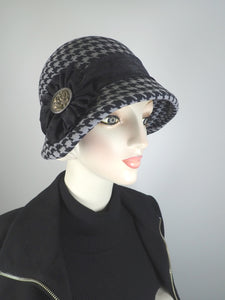 Womens black and gray hounds tooth winter cloche felt hat. 1920s style Hat. Downton Abbey hat. Ladies stylish flapper cloche. 