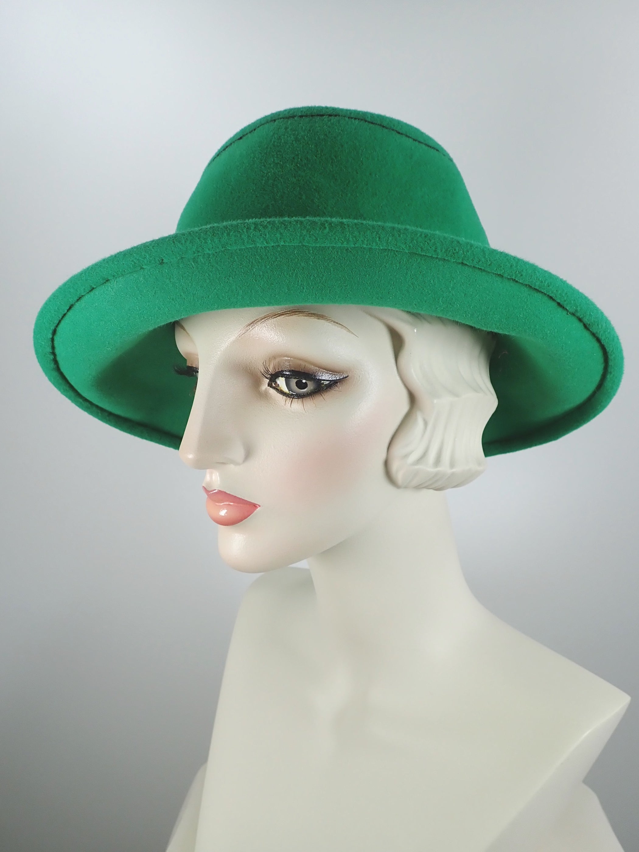 Women's green hat. Winter hat Downton Abbey. Black and green hat. Stitched embroidered hat. Ladies wool felt fashion hat.